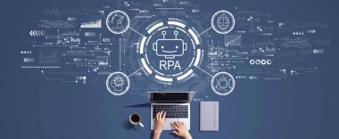 Bilgisayarla çalışan kişi ile Robotik Süreç Otomasyon temasıName