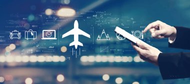 Bir tablet kullanarak iş adamıyla uçuş bileti rezervasyonu kavramı