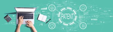 Laptop kullanan kişinin patent kavramı