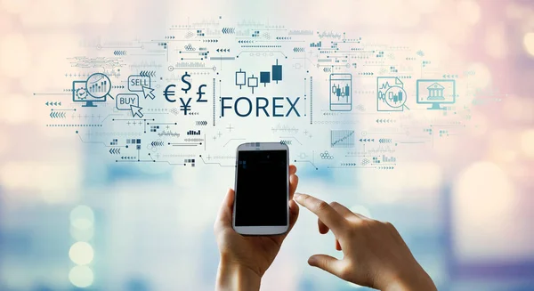 Forex koncepcja handlu z osobą korzystającą ze smartfona — Zdjęcie stockowe