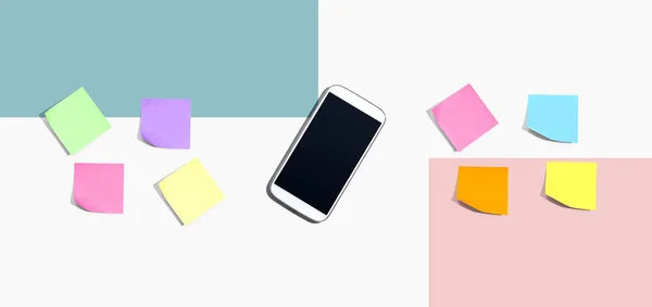 Smartphone avec de nombreuses notes collantes colorées d'en haut — Photo