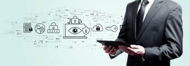 İş adamının elinde tablet tuttuğu veri gizliliği kavramı