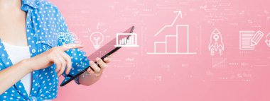 Tablet kullanan bir kadınla iş büyümesi analizi