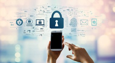 Akıllı telefon kullanan kişi ile internet ağı güvenliği kavramı