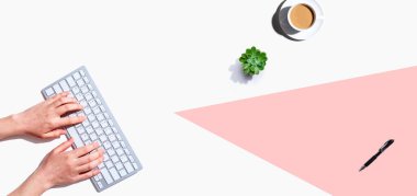 Bilgisayar klavyesi kullanan bir kadın