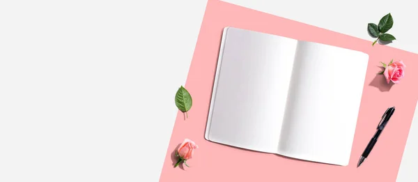 Caderno em branco aberto com uma caneta de cima — Fotografia de Stock