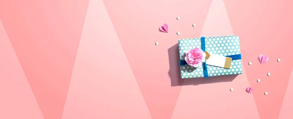 Presentask med en rosa nejlika blomma — Stockfoto
