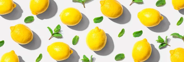 Citrons jaunes frais avec vue sur la menthe — Photo