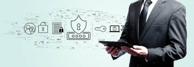 Siber güvenlik temalı ve elinde tablet olan bir işadamı