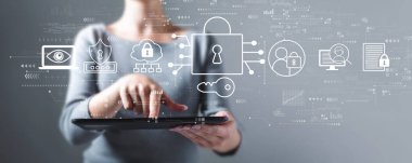 Tablet kullanan bir kadınla veri güvenliği kavramı