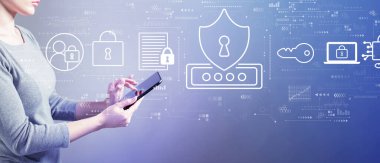 Tablet kullanarak kadın ile siber güvenlik teması