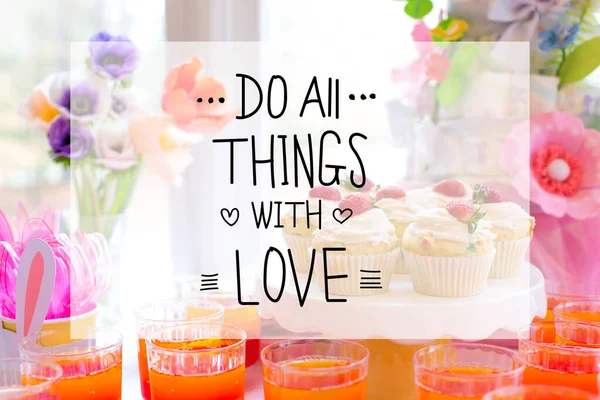 Doe alle dingen met liefde boodschap met dessert tafel — Stockfoto