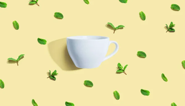 Menthe fraîche avec tasse à thé vue aérienne — Photo