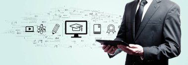 E-öğrenme konsepti iş adamı elinde bir tablet tutuyor