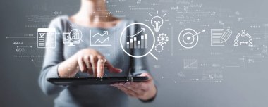 Tablet kullanan bir kadının veri analizi kavramı