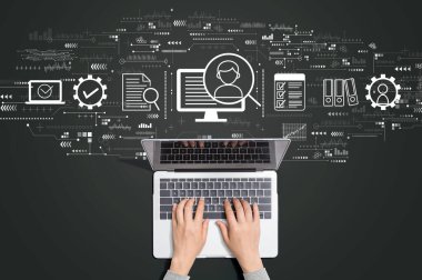 Dizüstü bilgisayar kullanan kişi ile belge yönetim sistemi kavramı