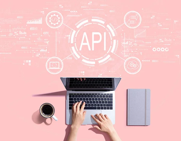 API - conceito de interface de programação de aplicativos com pessoa usando um laptop — Fotografia de Stock