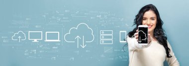 Akıllı telefon tutan bir kadınla bulut hesaplama