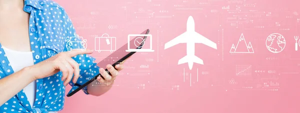 Conceito de reserva de bilhetes de voo com mulher usando um tablet — Fotografia de Stock