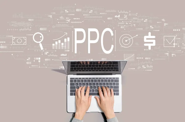 PPC - concepto de pago por clic con la persona que utiliza el ordenador portátil —  Fotos de Stock