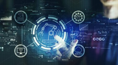 Geceleyin genç adamla akıllı endüstri konsepti