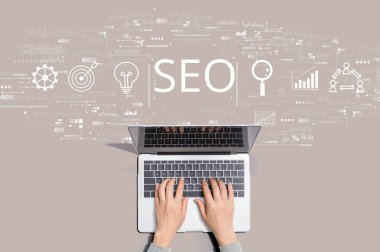Bilgisayarı kullanan kişi ile SEO kavramı