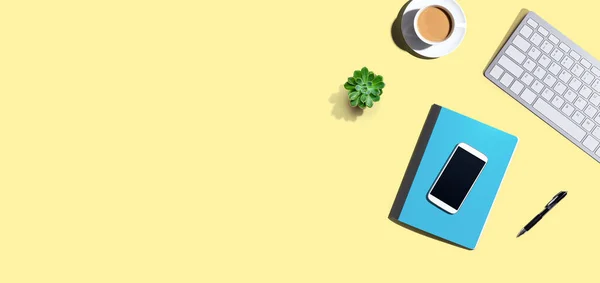 Bureau items - toetsenbord, smartphone, koffie en een pen — Stockfoto