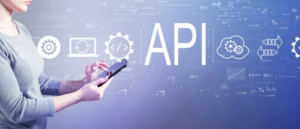 API - concepto de interfaz de programación de aplicaciones con la mujer usando una tableta —  Fotos de Stock