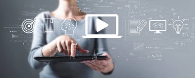 Tablet kullanan bir kadınla giyim konsepti