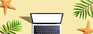 Yaz palmiyeleri ve deniz yıldızlı dizüstü bilgisayar