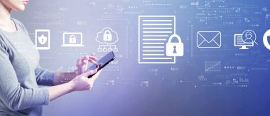 Tablet kullanan bir kadınla veri koruma kavramı