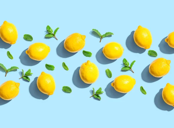 Свіжі жовті лимони з видом на монетку — стокове фото