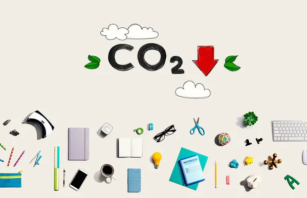 Reduzir o conceito de CO2 com aparelhos eletrônicos e material de escritório — Fotografia de Stock
