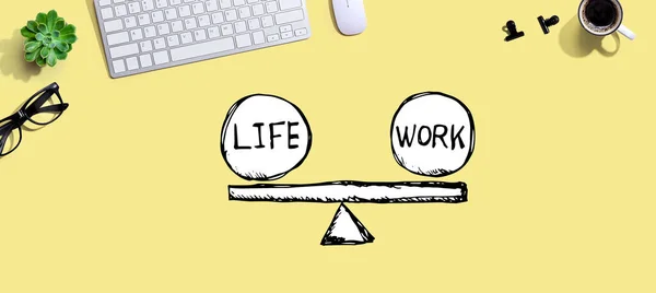 Livslängd och arbetsbalans med datorns tangentbord — Stockfoto