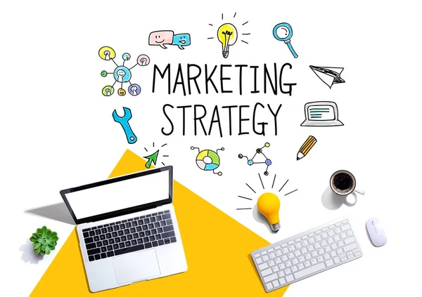 Estrategia de marketing con ordenadores y bombilla — Foto de Stock