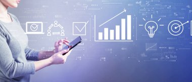 Pazarlama kavramı ile bir tablet kullanan kadın