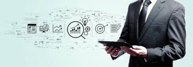 İş adamının elinde bir tablet tuttuğu veri analizi kavramı