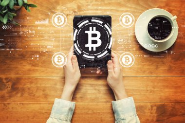 Tablet tutan kişi ile Bitcoin teması