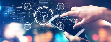 Gece şehir ışıklarıyla başarı kavramı için harika bir fikir.