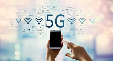 Akıllı telefon kullanan kişi ile 5G ağı