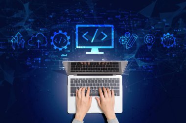 Bilgisayarı kullanan kişi ile web geliştirme kavramı