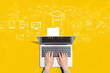 Dizüstü bilgisayar kullanan kişi ile uzaklık öğrenme teması