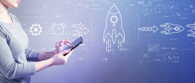 Tablet kullanan bir kadınla hızlı büyüme kavramı