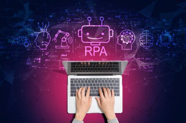 Dizüstü bilgisayar kullanan kişiyle robot işlem otomasyon temasıName