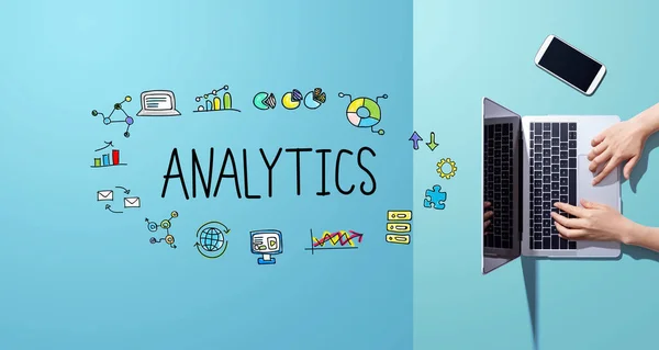 Tema Analytics con la persona que trabaja con el portátil —  Fotos de Stock