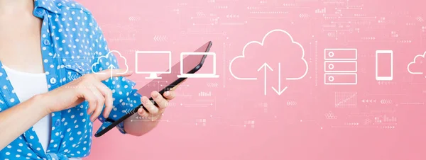 Computação em nuvem com mulher usando um tablet — Fotografia de Stock