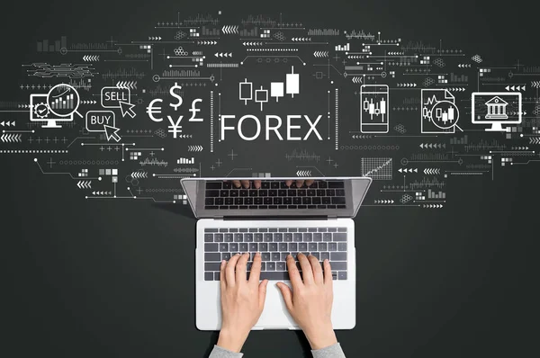 Concepto de comercio de divisas con la persona usando ordenador portátil —  Fotos de Stock