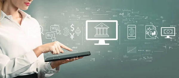 Cryptocurrency fintech tema med affärskvinna med hjälp av en tablett — Stockfoto