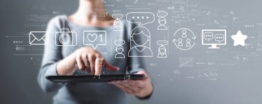 Sosyal medya tema ile bir tablet kullanan kadın