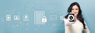 Akıllı telefon tutan bir kadının veri koruma kavramı